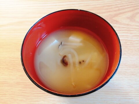 豆腐ともやしとしめじの味噌汁